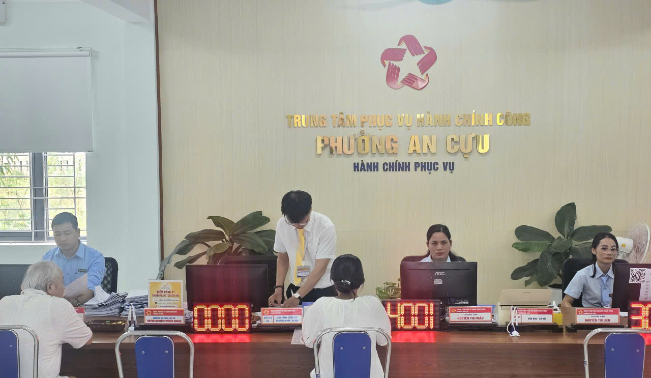 Phường ở Huế có không gian chờ đặc biệt, người dân đến làm thủ tục được mời cà phê miễn phí - Ảnh 1.