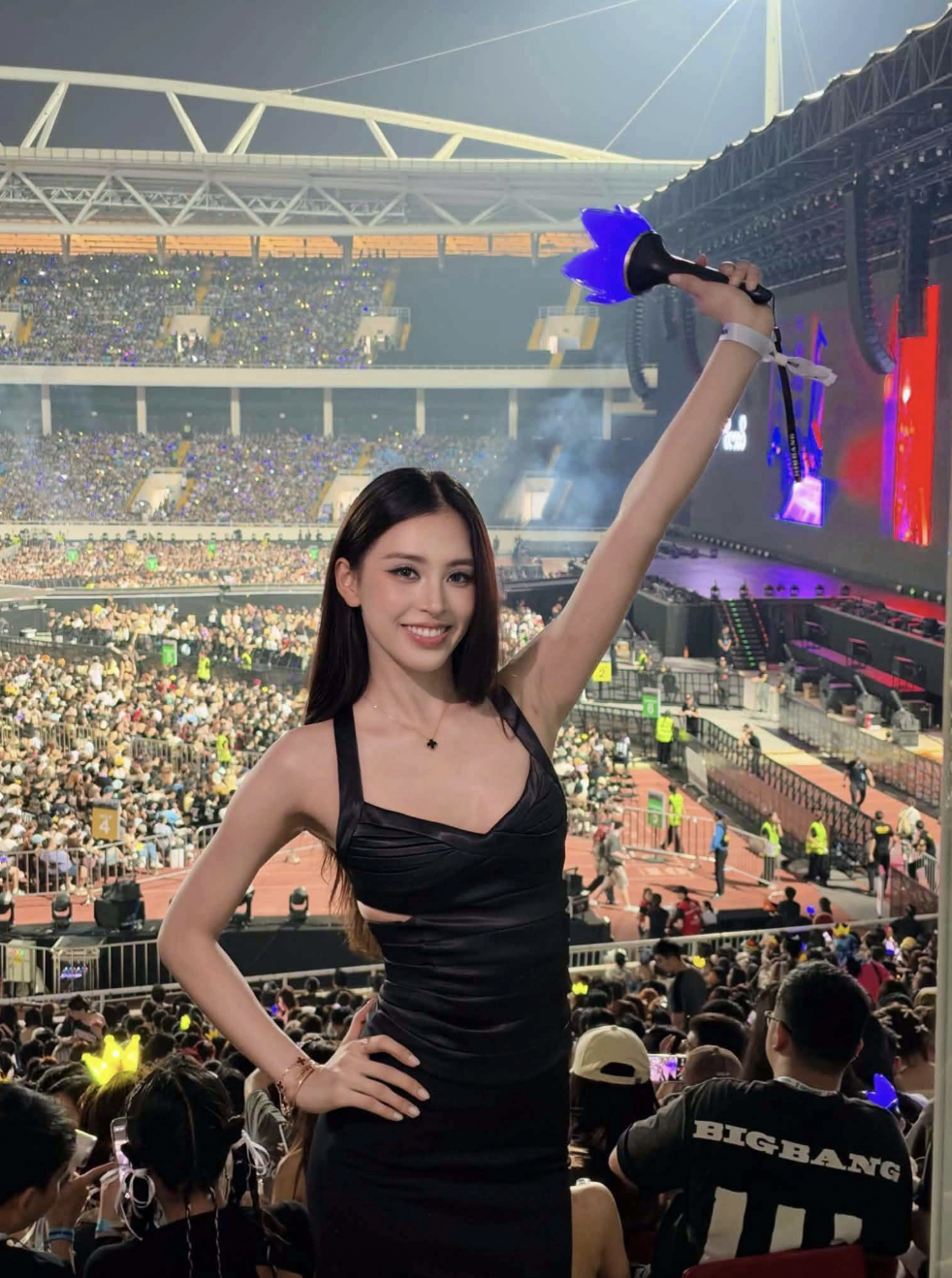 Vợ chồng Đỗ Mỹ Linh thu hút sự chú ý tại concert BIGBANG Hà Nội 2026 - Ảnh 3.