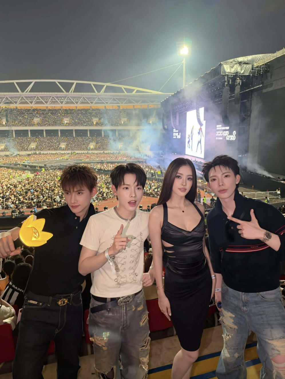 Vợ chồng Đỗ Mỹ Linh thu hút sự chú ý tại concert BIGBANG Hà Nội 2026 - Ảnh 5.