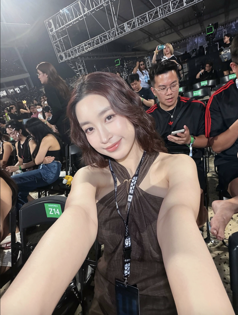 Vợ chồng Đỗ Mỹ Linh thu hút sự chú ý tại concert BIGBANG Hà Nội 2026 - Ảnh 2.