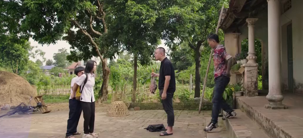 Hạnh ( Huyền Lizzie ) hoảng loạn cầu cứu Toản giữa đ&ecirc;m khuya trong phim Căn nh&agrave; kh&ocirc;ng m&aacute;i che - Ảnh 2.