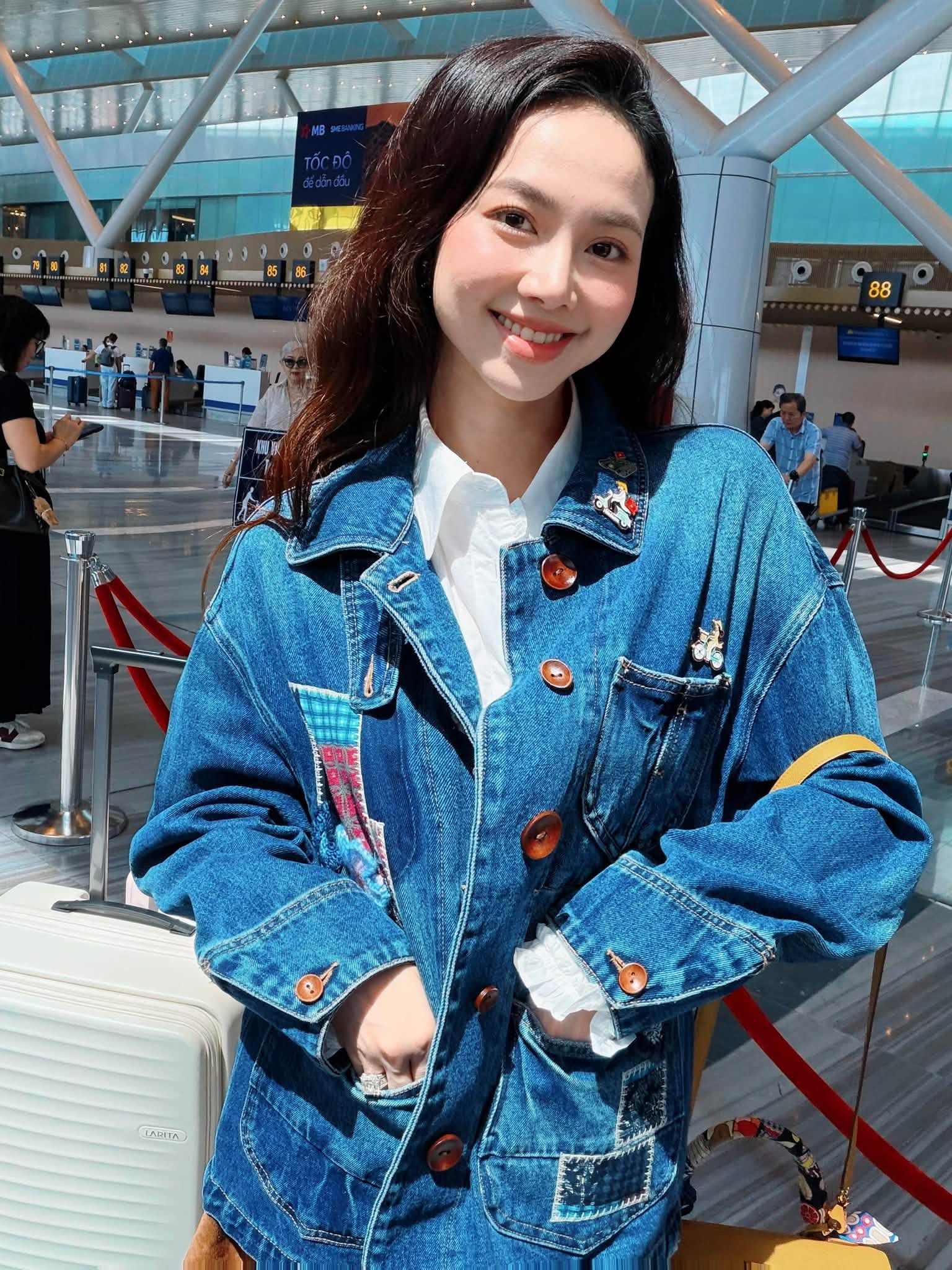 Đinh Ngọc Diệp gợi &yacute; set đồ s&acirc;n bay 'bụi phủi nhưng vẫn tiểu thư nũng nịu' - Ảnh 5.