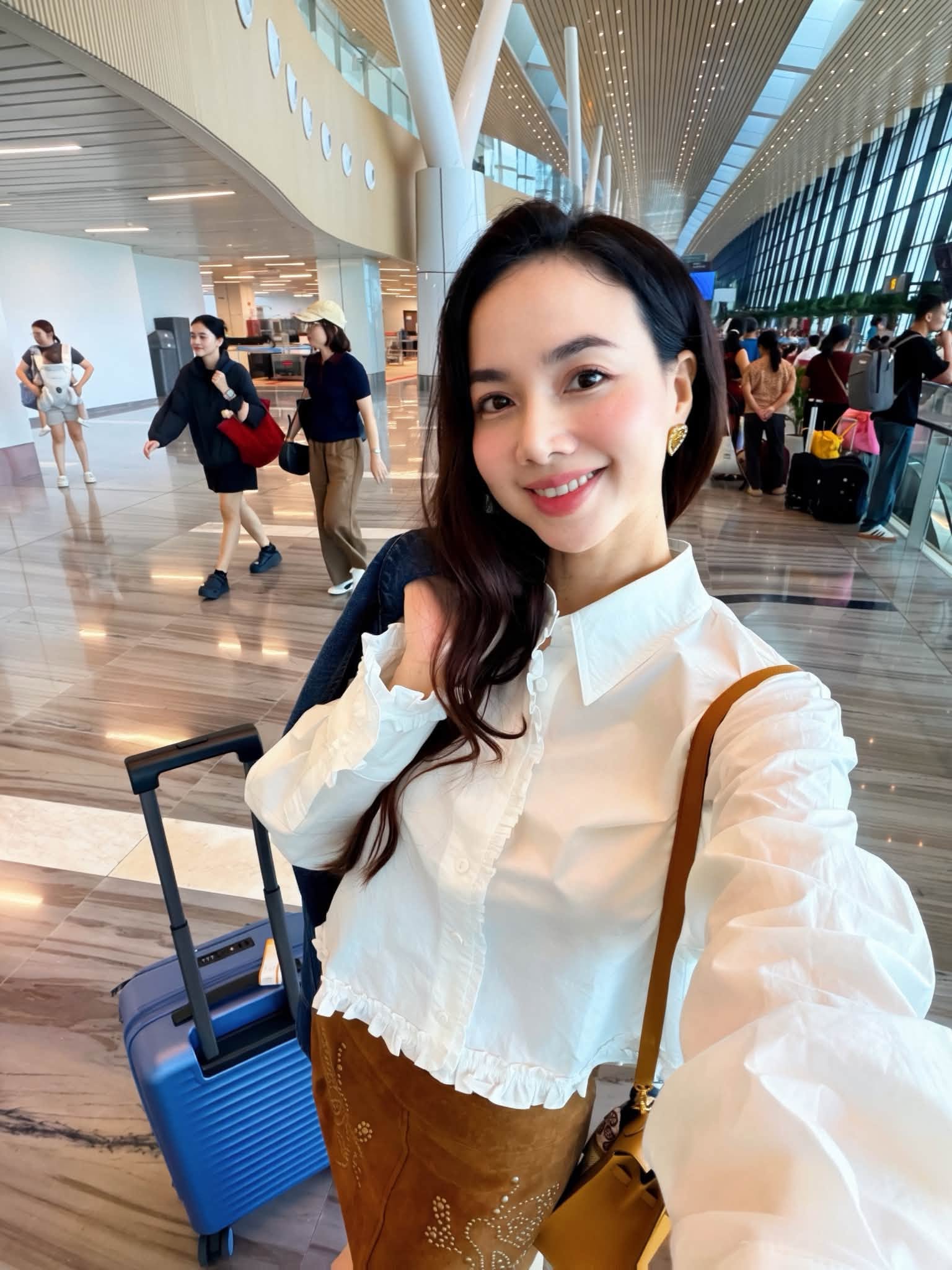 Đinh Ngọc Diệp gợi &yacute; set đồ s&acirc;n bay 'bụi phủi nhưng vẫn tiểu thư nũng nịu' - Ảnh 4.