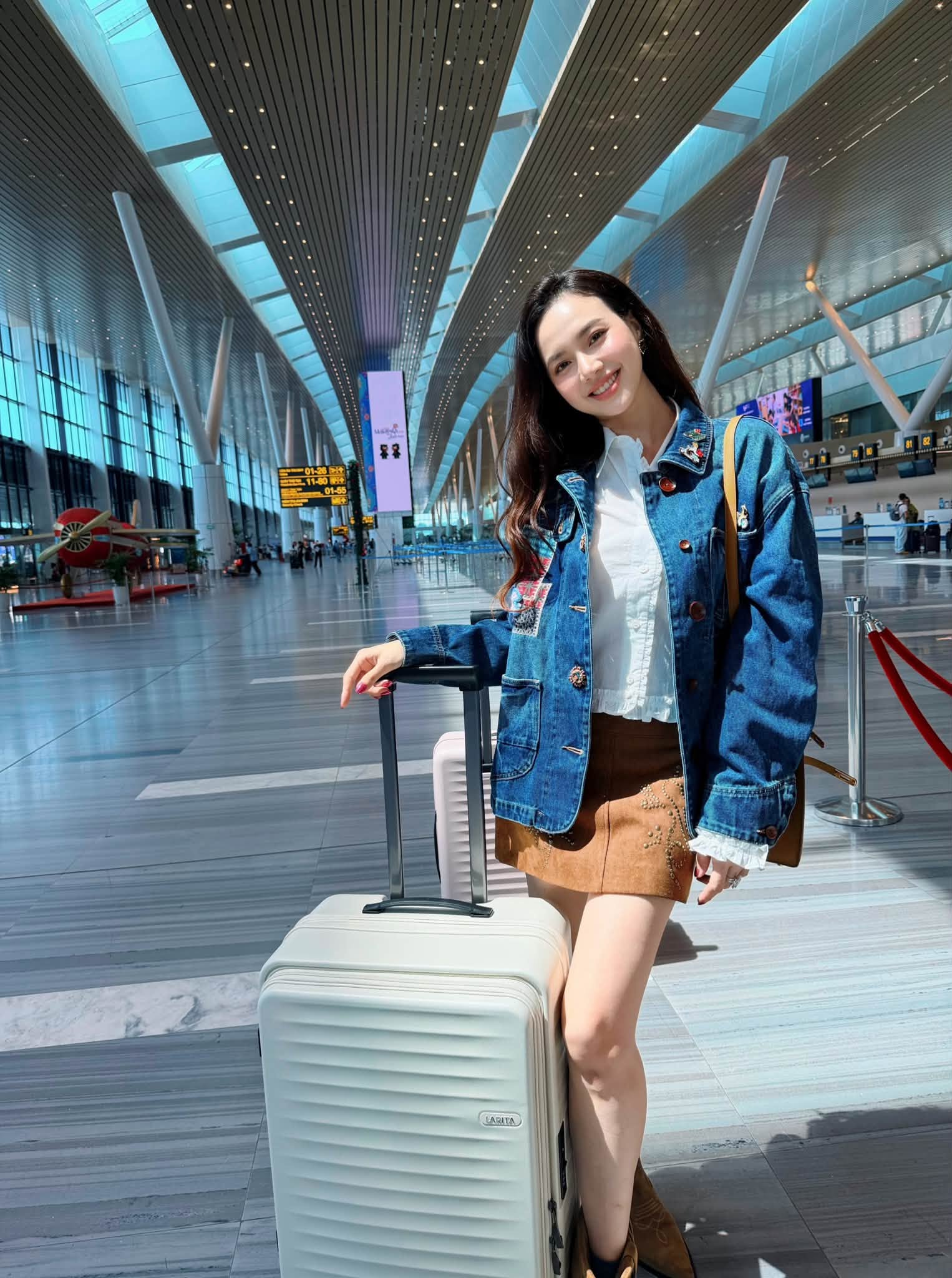 Đinh Ngọc Diệp gợi &yacute; set đồ s&acirc;n bay 'bụi phủi nhưng vẫn tiểu thư nũng nịu' - Ảnh 1.