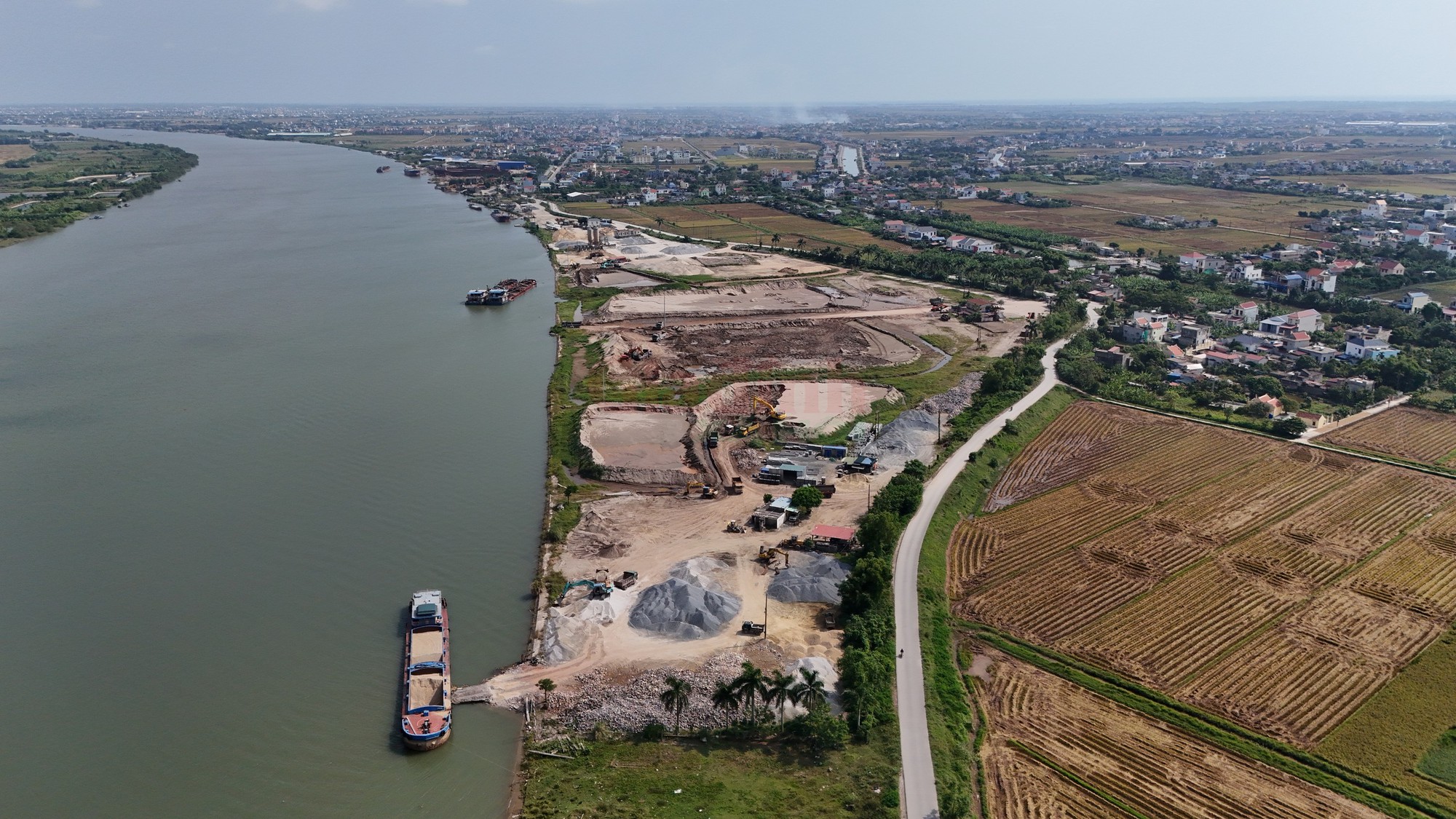 Ninh B&igrave;nh: Bụi m&ugrave; mịt tr&ecirc;n đ&ecirc;, d&ograve;ng nước trắng đục chảy ra s&ocirc;ng Hồng ở Xu&acirc;n Giang - Ảnh 1.
