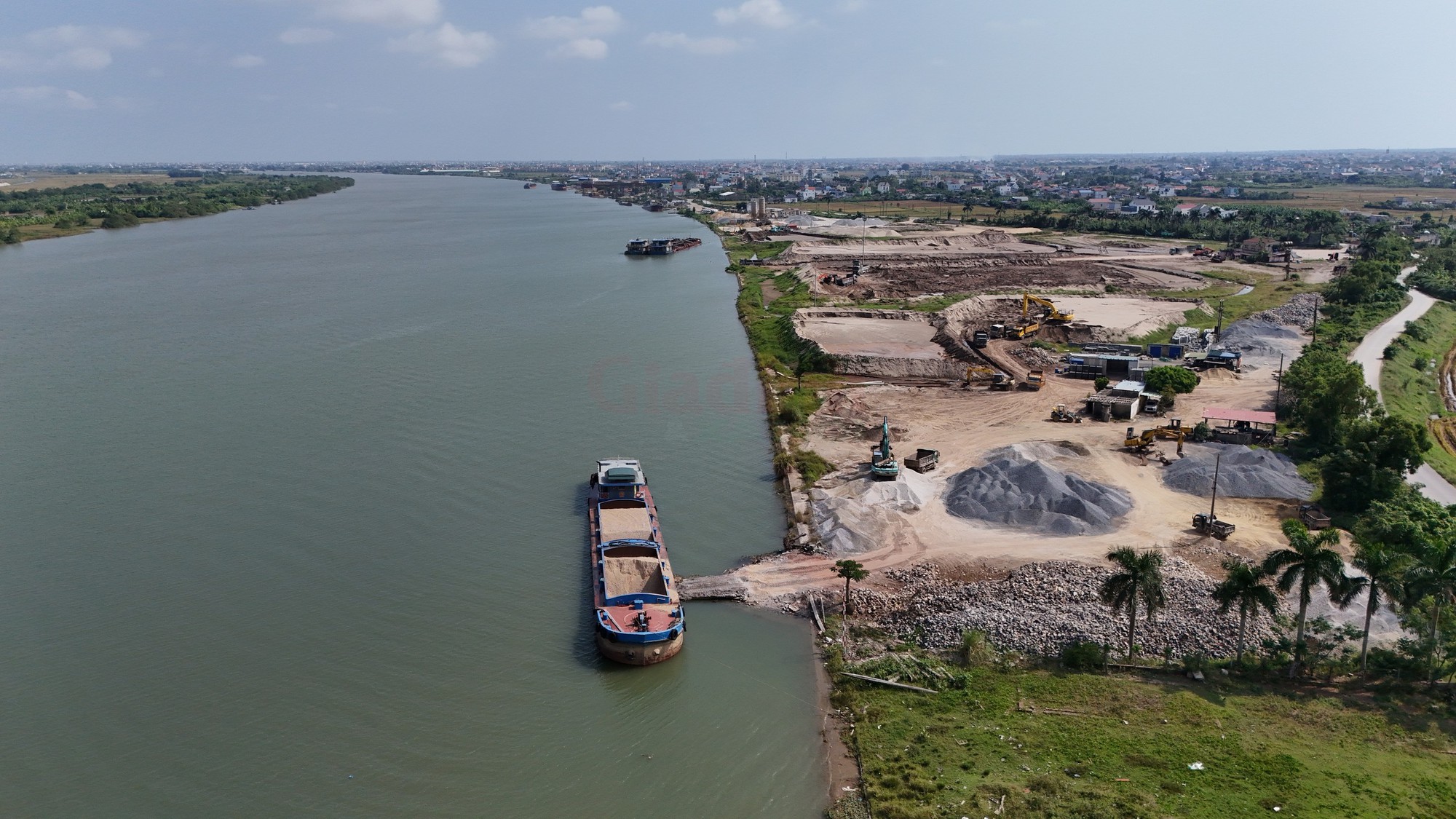 Ninh B&igrave;nh: Bụi m&ugrave; mịt tr&ecirc;n đ&ecirc;, d&ograve;ng nước trắng đục chảy ra s&ocirc;ng Hồng ở Xu&acirc;n Giang - Ảnh 6.