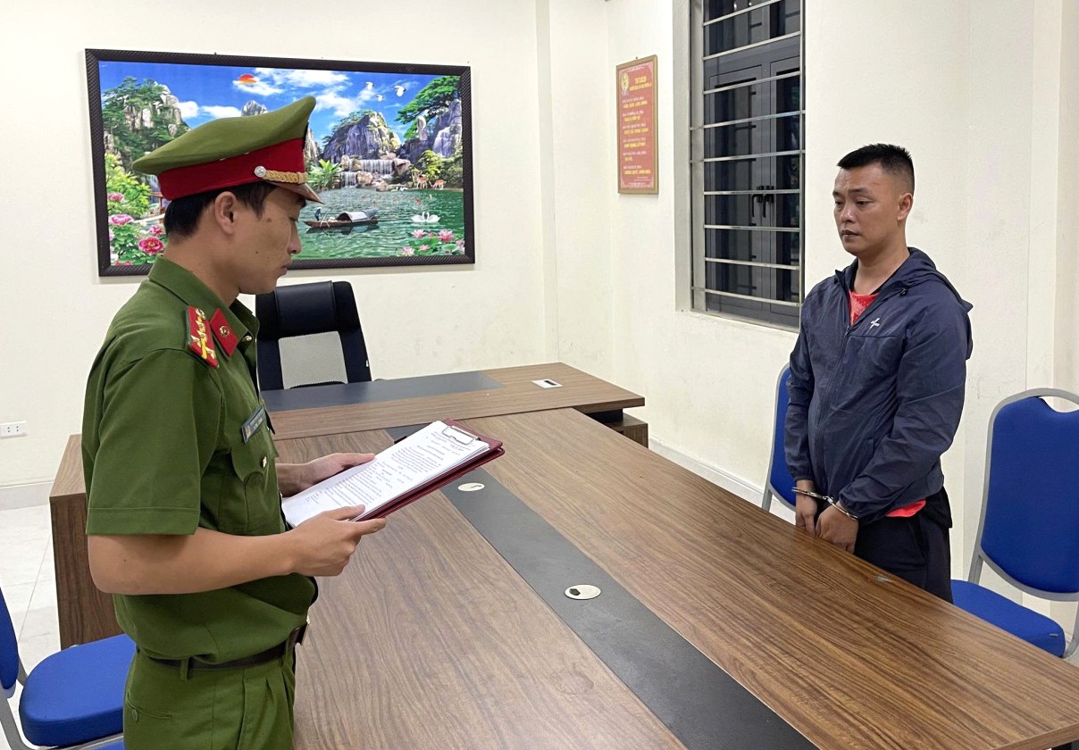 M&acirc;u thuẫn l&uacute;c uống rượu, 1 người bị n&eacute;m g&atilde;y mũi, 1 người bị ch&eacute;m v&agrave;o tay - Ảnh 1.