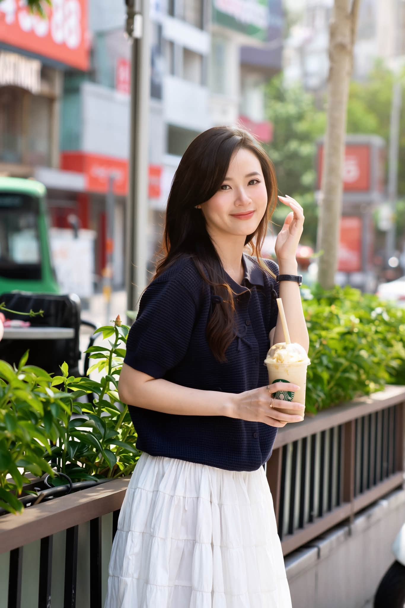 Midu tỏa sáng với vẻ đẹp thanh lịch Ở tuổi 37 khi đi cafe - Ảnh 8.