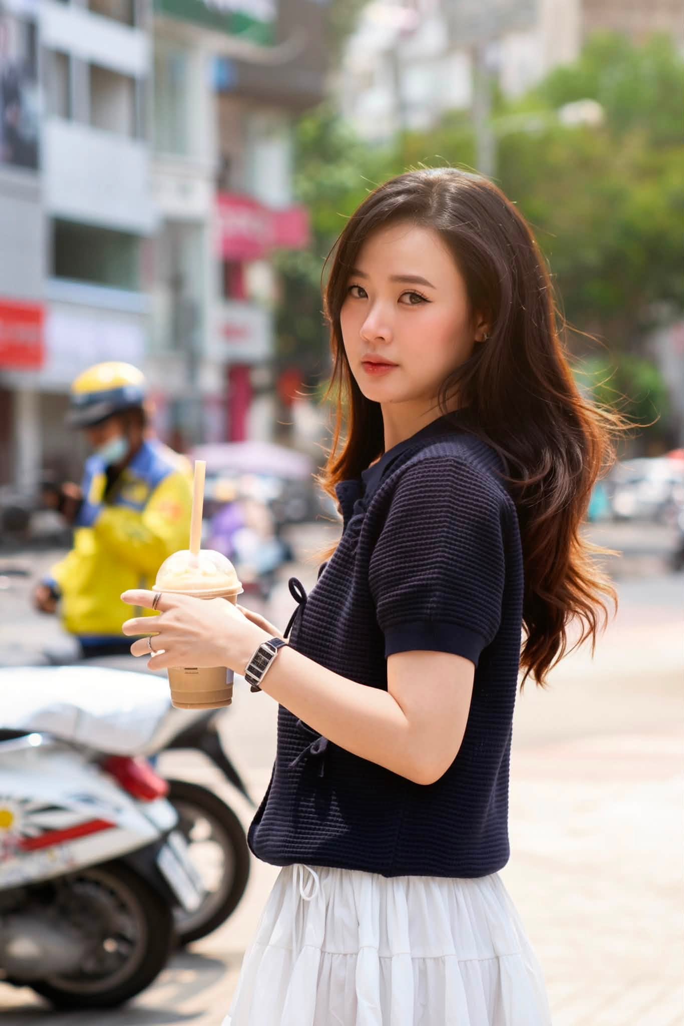 Midu tỏa sáng với vẻ đẹp thanh lịch Ở tuổi 37 khi đi cafe - Ảnh 2.