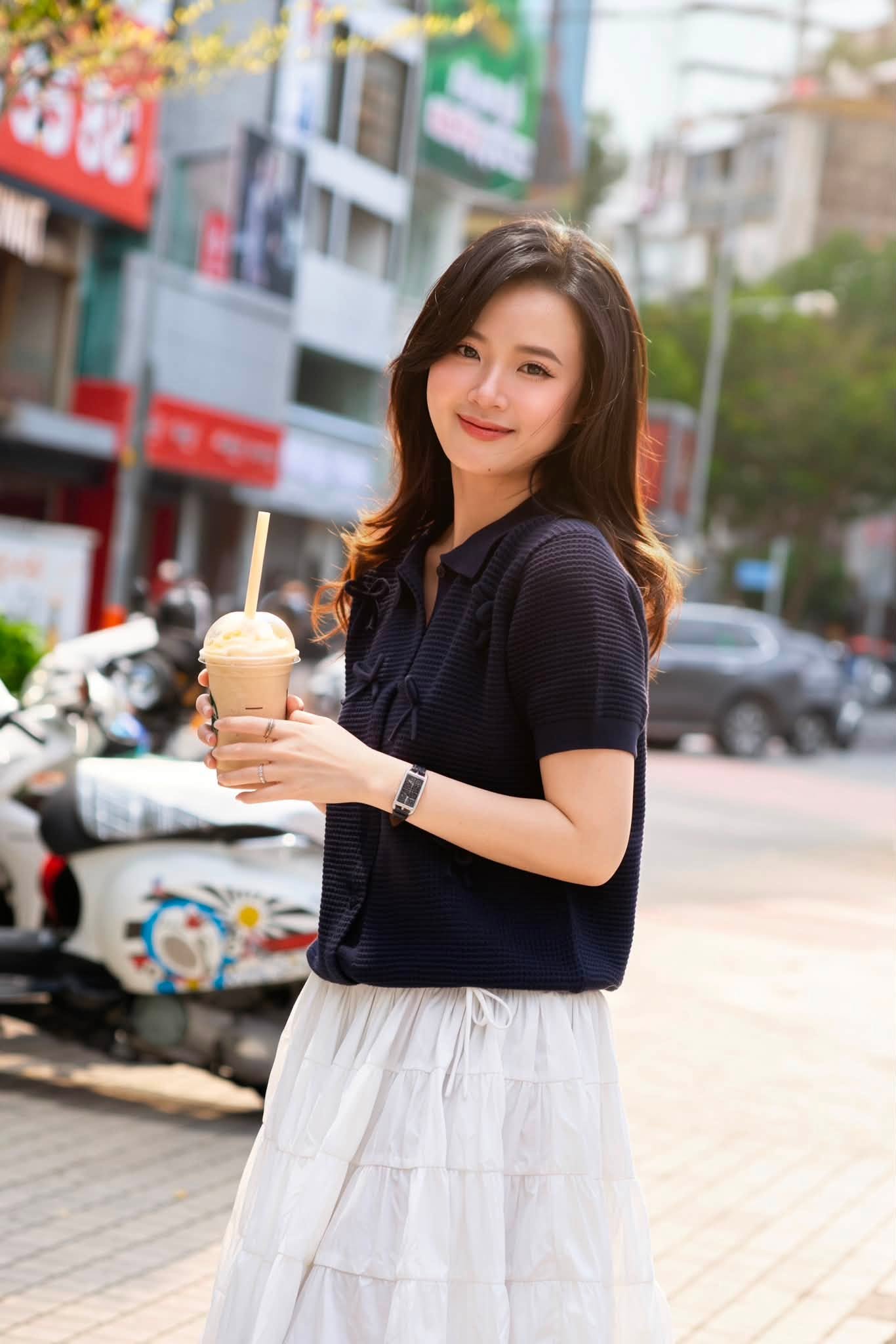 Midu tỏa sáng với vẻ đẹp thanh lịch Ở tuổi 37 khi đi cafe - Ảnh 5.