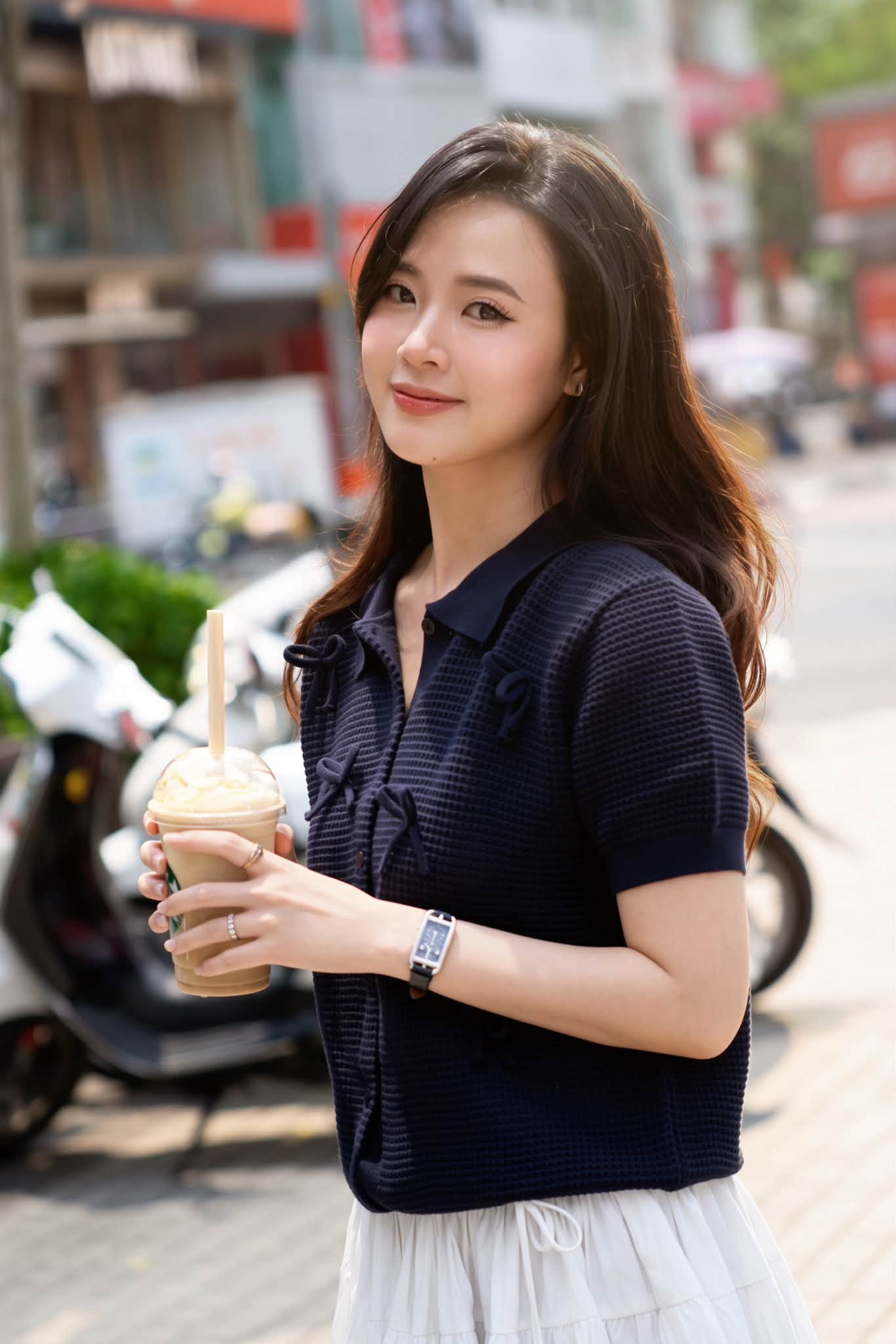 Midu tỏa sáng với vẻ đẹp thanh lịch Ở tuổi 37 khi đi cafe - Ảnh 1.