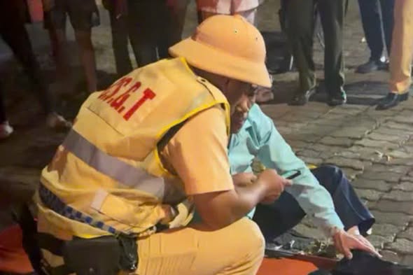 H&agrave; Nội: L&agrave;m r&otilde; vụ người đ&agrave;n &ocirc;ng nằm tr&ecirc;n vỉa h&egrave;, bất hợp t&aacute;c với CSGT ở Đan Phượng - Ảnh 1.