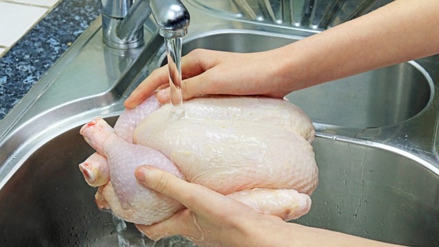 C&oacute; n&ecirc;n rửa thịt g&agrave; bằng muối v&agrave; chanh để đảm bảo an to&agrave;n thực phẩm? - Ảnh 3.