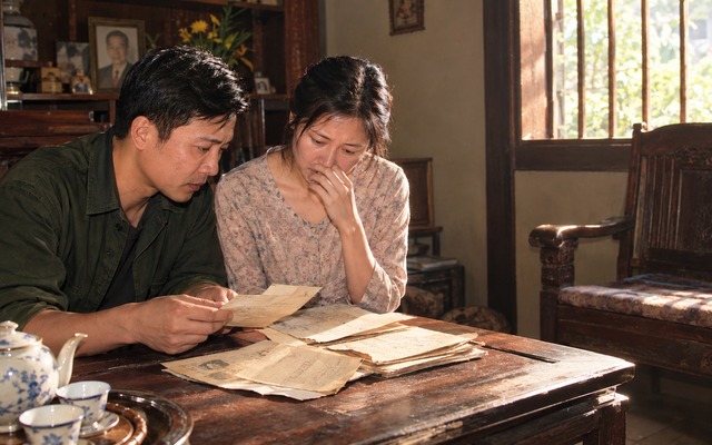 C&ugrave;ng bố vợ đi thăm mộ, t&ocirc;i chết lặng khi nghe &ocirc;ng tiết lộ b&iacute; mật về vợ m&igrave;nh - Ảnh 2.