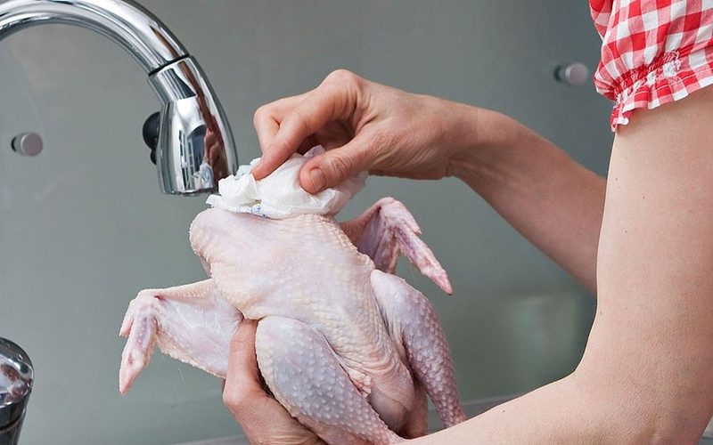 C&oacute; n&ecirc;n rửa thịt g&agrave; bằng muối v&agrave; chanh để đảm bảo an to&agrave;n thực phẩm? - Ảnh 4.