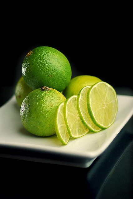 Chanh xanh v&agrave; chanh v&agrave;ng: Loại n&agrave;o nhiều vitamin C hơn, d&ugrave;ng thế n&agrave;o tốt cho sức khỏe? - Ảnh 2.