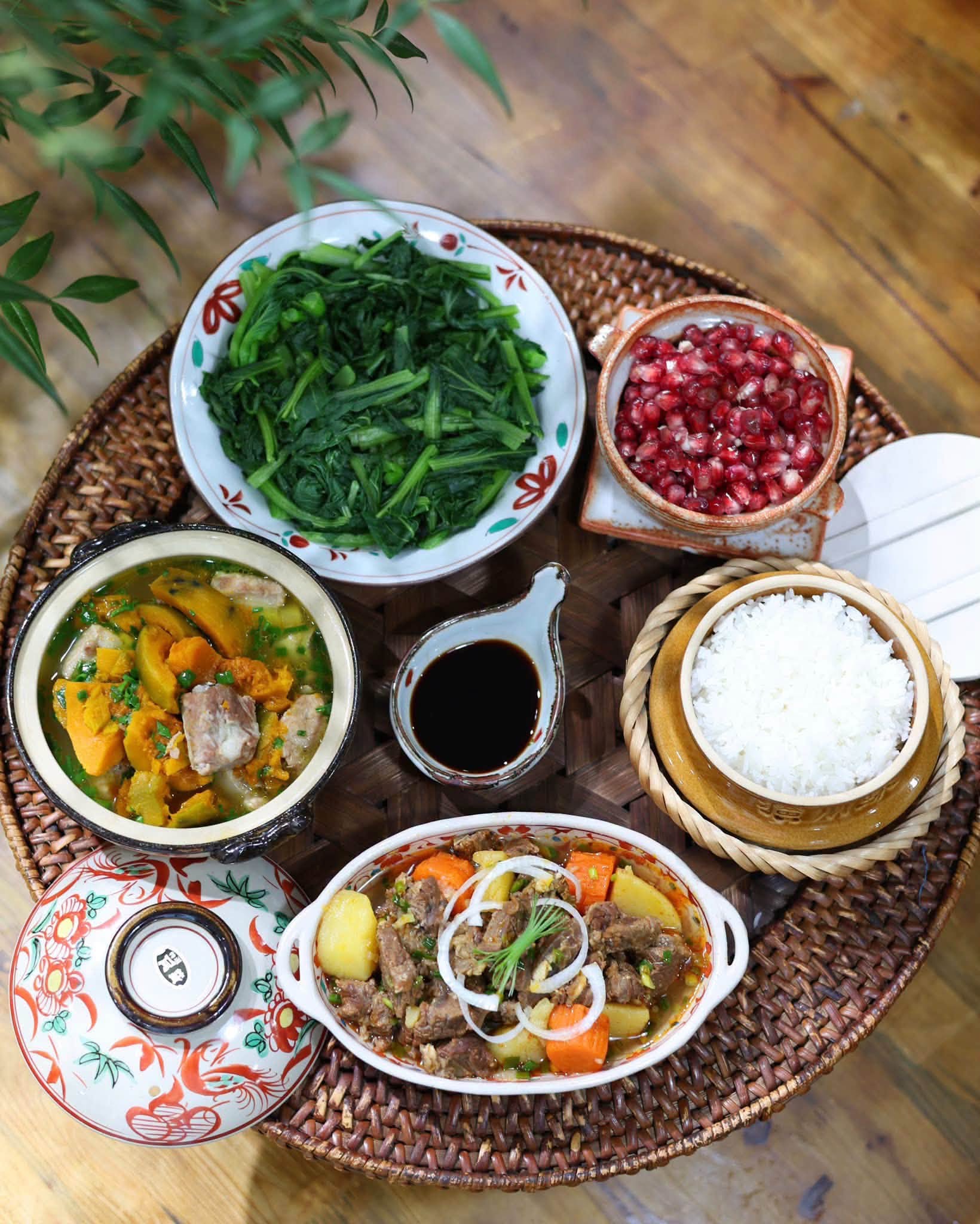Cuối tuần ăn g&igrave;? Tham khảo 5 m&acirc;m cơm gia đ&igrave;nh đẹp mắt của mẹ đảm 9x - Ảnh 2.