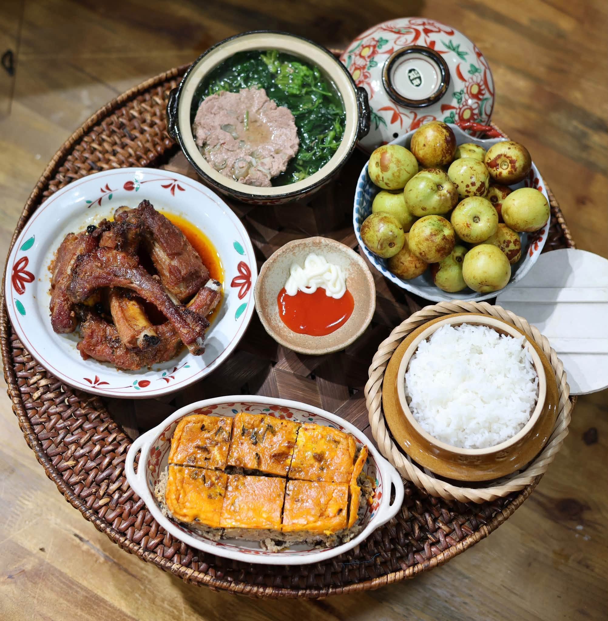 Cuối tuần ăn g&igrave;? Tham khảo 5 m&acirc;m cơm gia đ&igrave;nh đẹp mắt của mẹ đảm 9x - Ảnh 4.