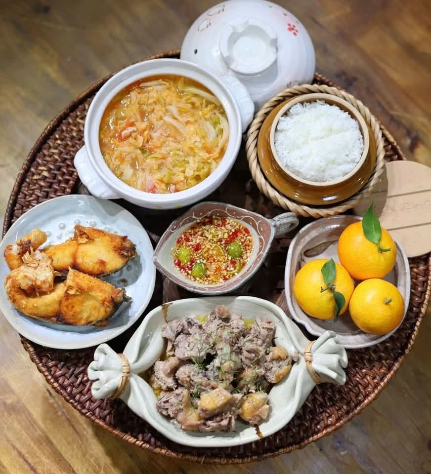 Cuối tuần ăn g&igrave;? Tham khảo 5 m&acirc;m cơm gia đ&igrave;nh đẹp mắt của mẹ đảm 9x - Ảnh 5.