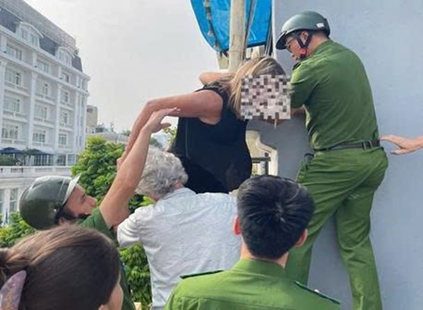 Hà Nội kịp thời giải cứu 2 người nước ngòai khỏi đám cháy trên phố Tràng Tiền - Ảnh 2.