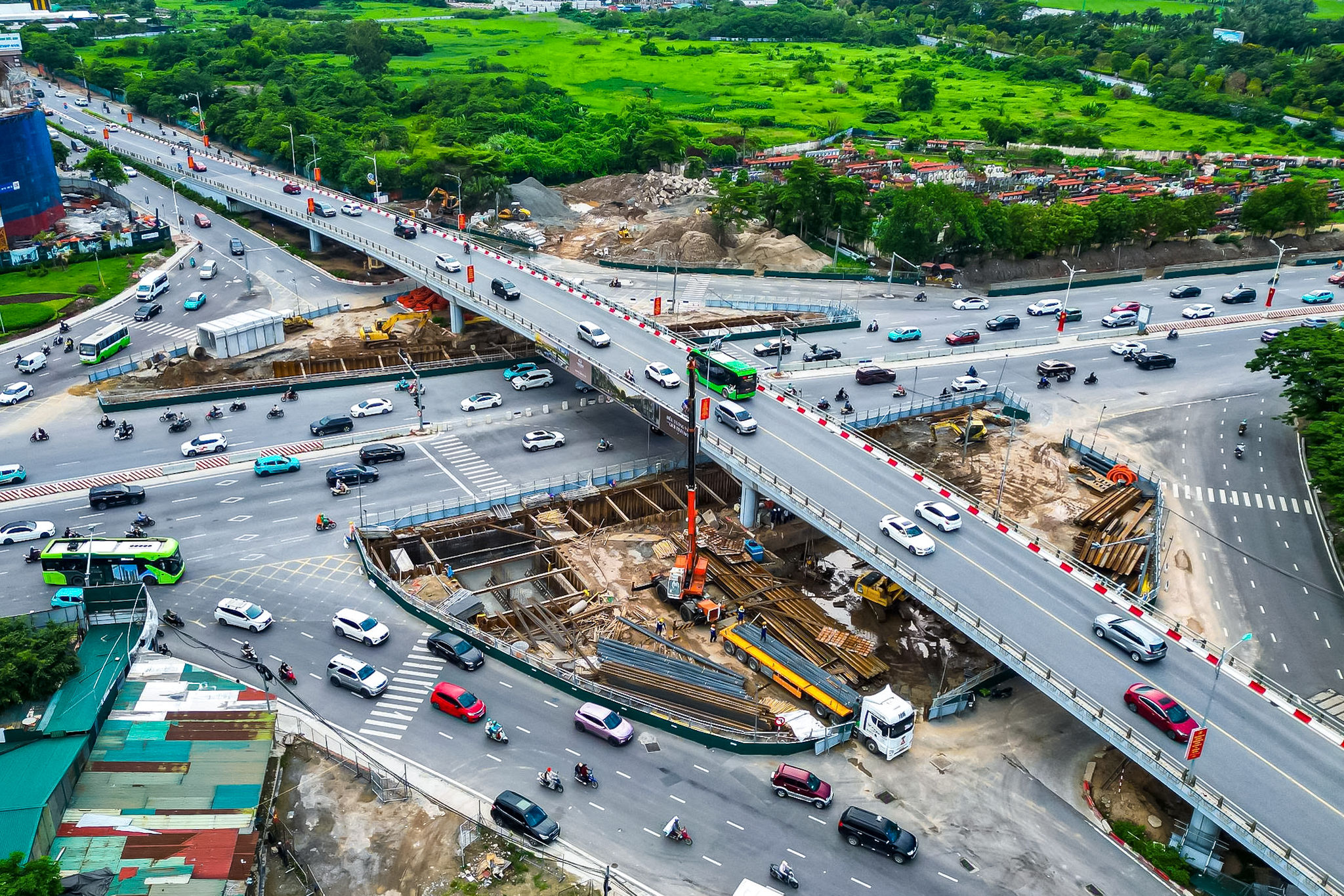 Điều chỉnh giao thông đường Cổ Linh để tránh ùn ứ vào cao tốc Hà Nội - Hải Phòng - Ảnh 2.
