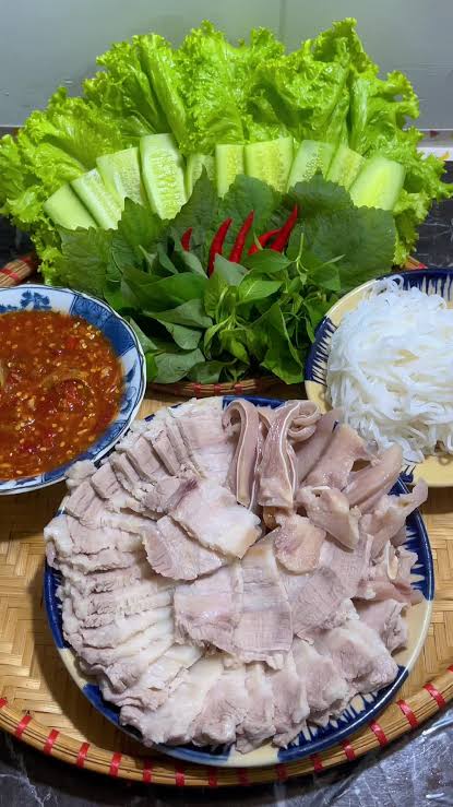 Mẹo luộc thịt ba chỉ trắng hồng v&agrave; tỷ lệ pha mắm n&ecirc;m chuẩn vị cho m&oacute;n b&aacute;nh tr&aacute;ng cuốn đổi vị cuối tuần - Ảnh 7.