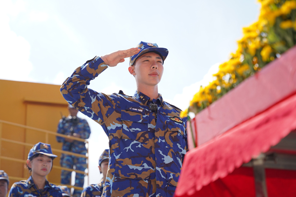 Sao nhập ngũ 2026: Phan Mạnh Quỳnh nghẹn l&ograve;ng trước sự hy sinh của c&aacute;c liệt sĩ, Erik khẳng định sẵn s&agrave;ng khi Tổ quốc cần - Ảnh 2.