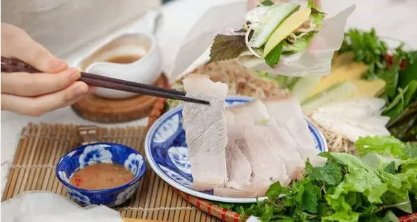 Mẹo luộc thịt ba chỉ trắng hồng v&agrave; tỷ lệ pha mắm n&ecirc;m chuẩn vị cho m&oacute;n b&aacute;nh tr&aacute;ng cuốn đổi vị cuối tuần - Ảnh 8.