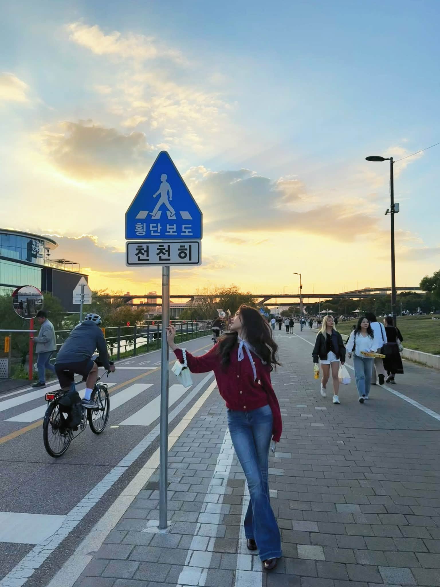 Lọ Lem nh&agrave; Quyền Linh tỏa s&aacute;ng với phong c&aacute;ch thời trang tại H&agrave;n Quốc - Ảnh 9.