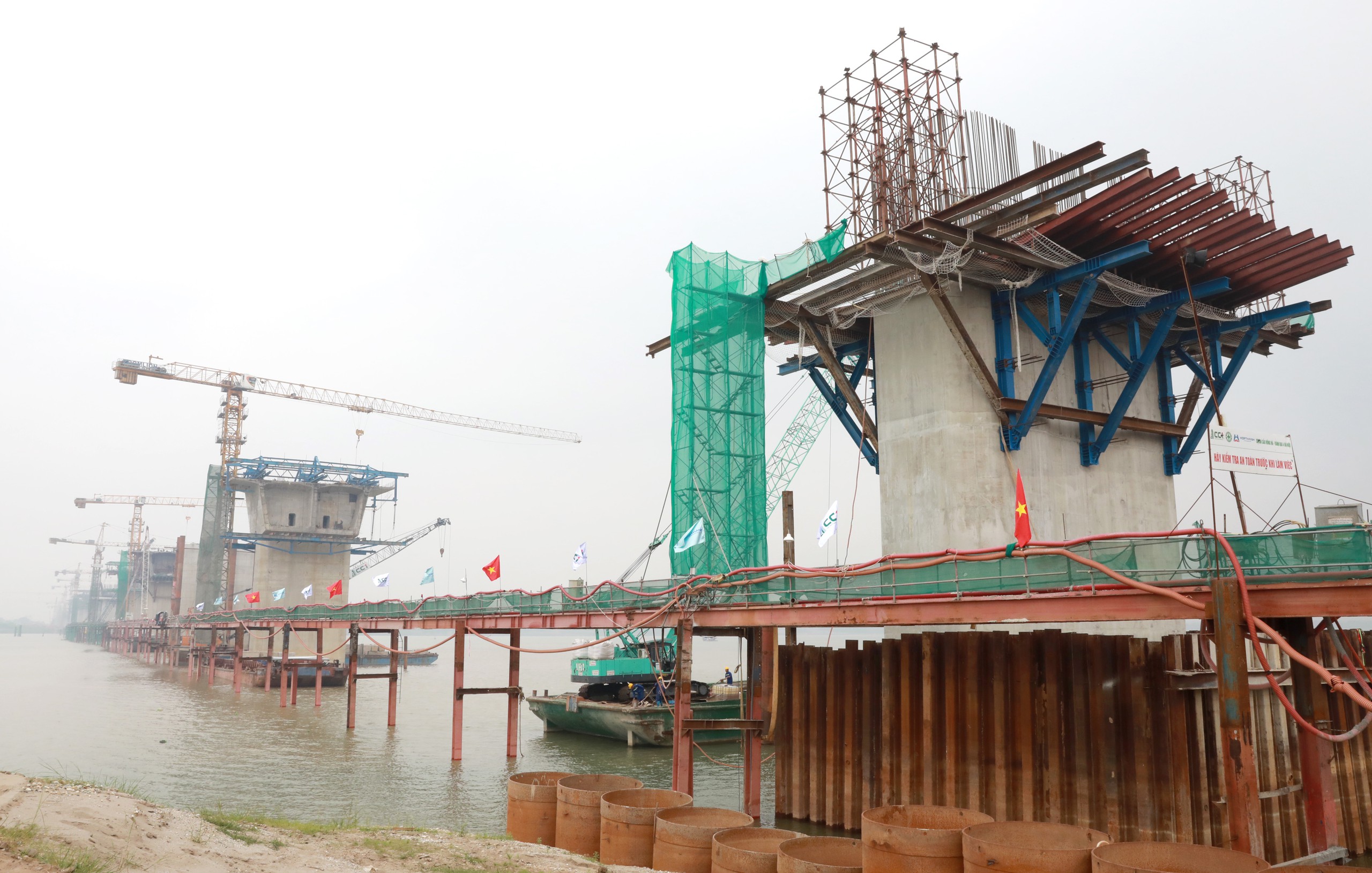 H&agrave; Nội đẩy nhanh tiến độ x&acirc;y dựng 8 cầu vượt s&ocirc;ng Hồng v&agrave; s&ocirc;ng Đuống - Ảnh 2.