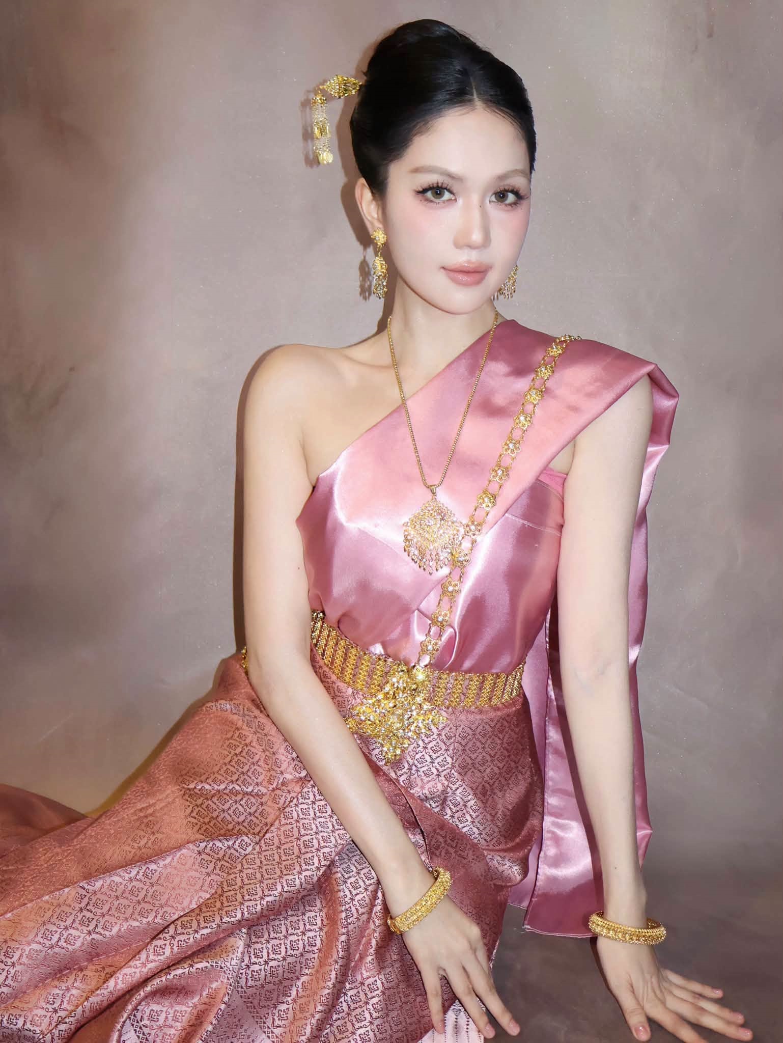 Lan Phương đưa con gái đi thủy cung , H ' Hen Niê nghỉ dưỡng châu Âu - Ảnh 4.
