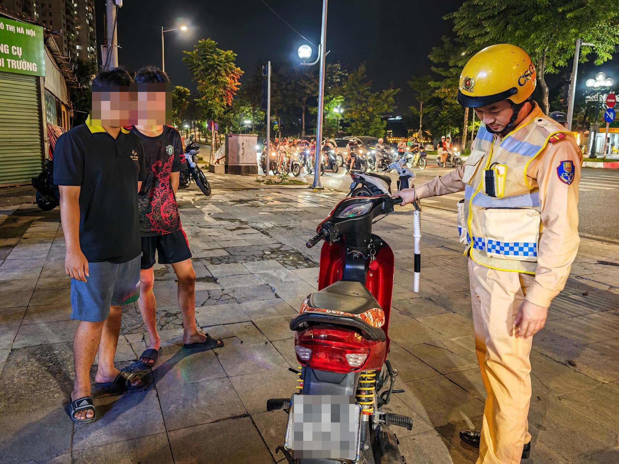 CSGT H&agrave; Nội xử l&yacute; thanh thiếu ni&ecirc;n vi phạm giao th&ocirc;ng Trong đ&ecirc;m tuần tra 2026 - Ảnh 1.