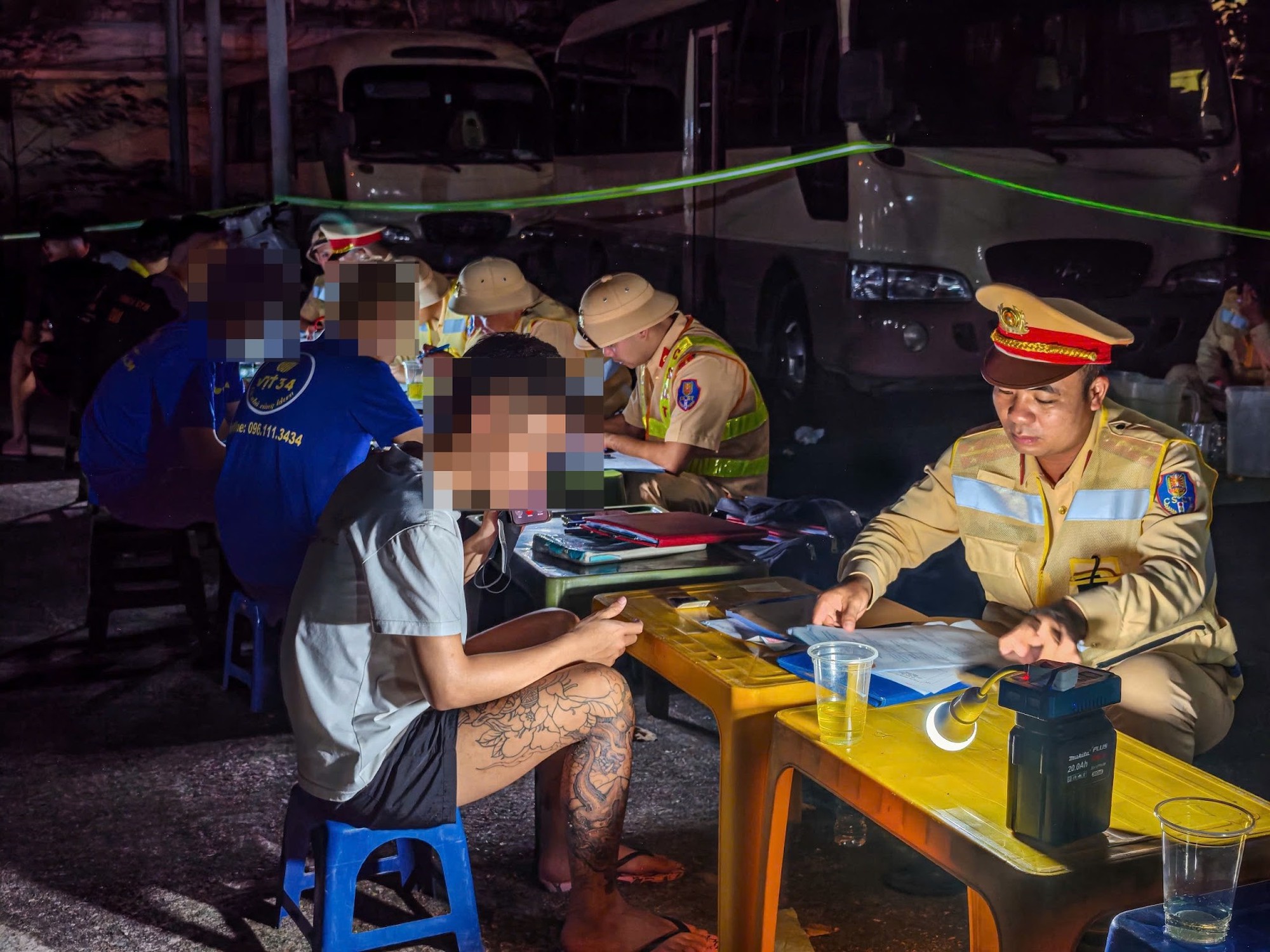 CSGT H&agrave; Nội xử l&yacute; thanh thiếu ni&ecirc;n vi phạm giao th&ocirc;ng Trong đ&ecirc;m tuần tra 2026 - Ảnh 4.