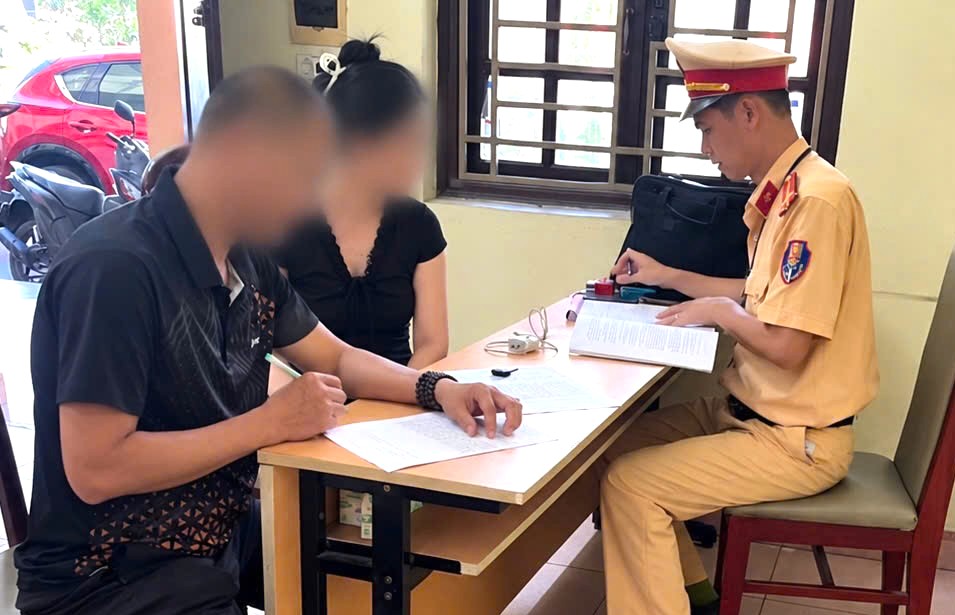 Vượt đèn đỏ tại ngã tư đường giao nhau, tài xế ô tô đối diện mức phạt nặng - Ảnh 2.