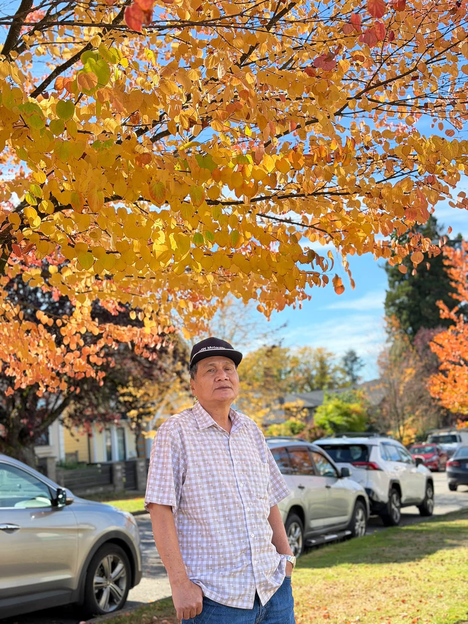 Bố mẹ Diễm Hương gây chú ý sau 2 năm ở Canada Với Mùa thu rực rỡ - Ảnh 3.