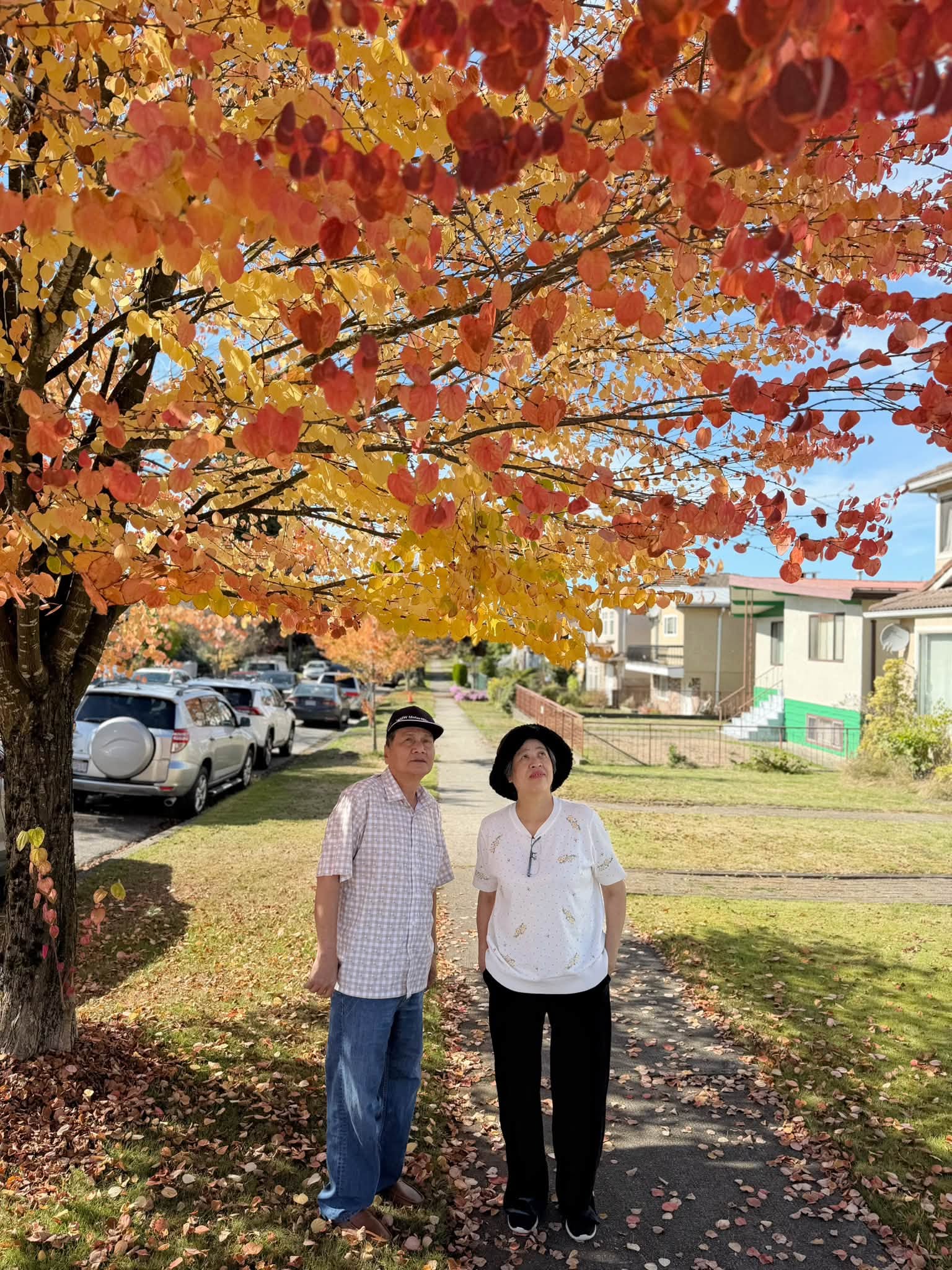 Bố mẹ Diễm Hương gây chú ý sau 2 năm ở Canada Với Mùa thu rực rỡ - Ảnh 2.