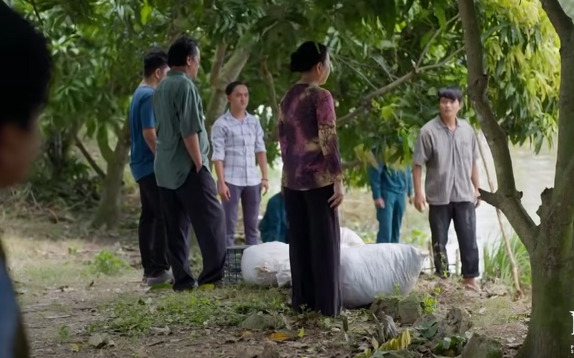 Duy Hưng v&agrave; Huyền Lizzie t&aacute;i ngộ trong phim Căn nh&agrave; kh&ocirc;ng m&aacute;i che hấp dẫn th&aacute;ng 10 - Ảnh 4.