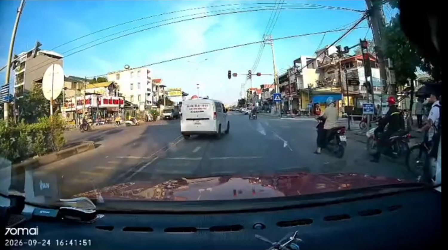 Vượt đèn đỏ tại ngã tư đường giao nhau, tài xế ô tô đối diện mức phạt nặng - Ảnh 1.