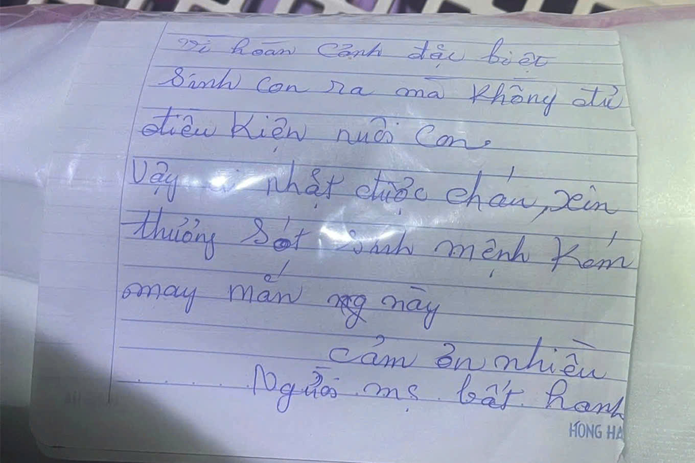 B&eacute; g&aacute;i sơ sinh bị bỏ lại trước nh&agrave;, k&egrave;m l&aacute; thư 'người mẹ bất hạnh' - Ảnh 2.