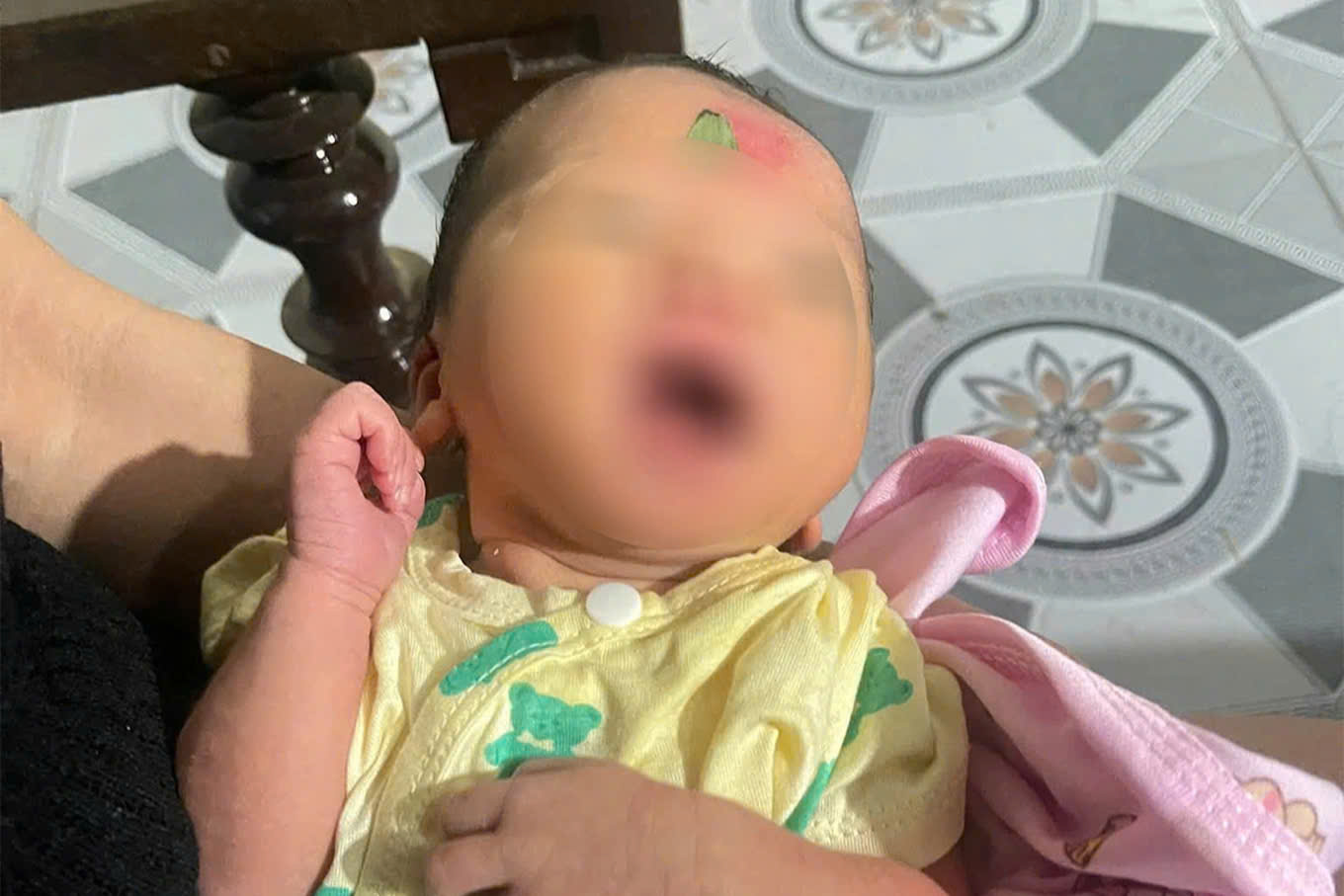 B&eacute; g&aacute;i sơ sinh bị bỏ lại trước nh&agrave;, k&egrave;m l&aacute; thư 'người mẹ bất hạnh' - Ảnh 1.