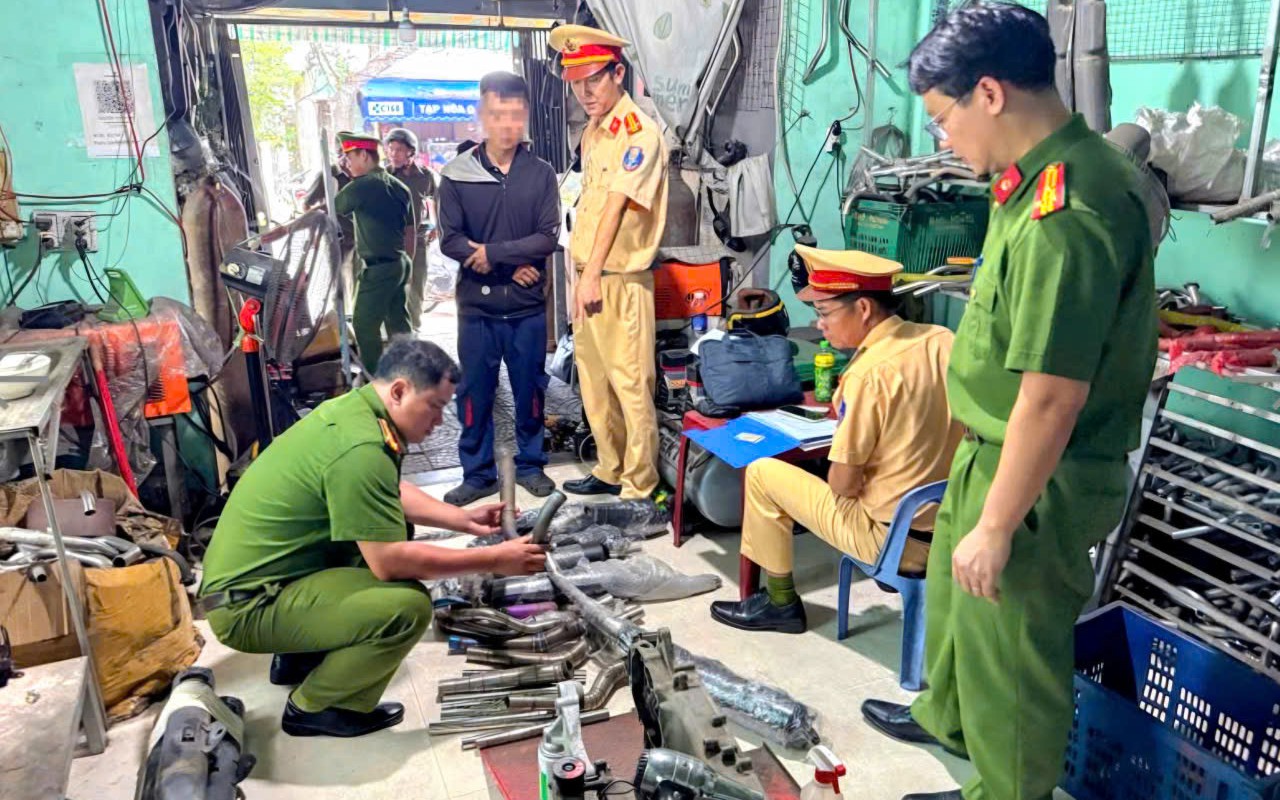 CSGT H&agrave; Nội kịp thời cứu c&ocirc; g&aacute;i nhảy cầu Long Bi&ecirc;n Ng&agrave;y 22 / 10 - Ảnh 3.