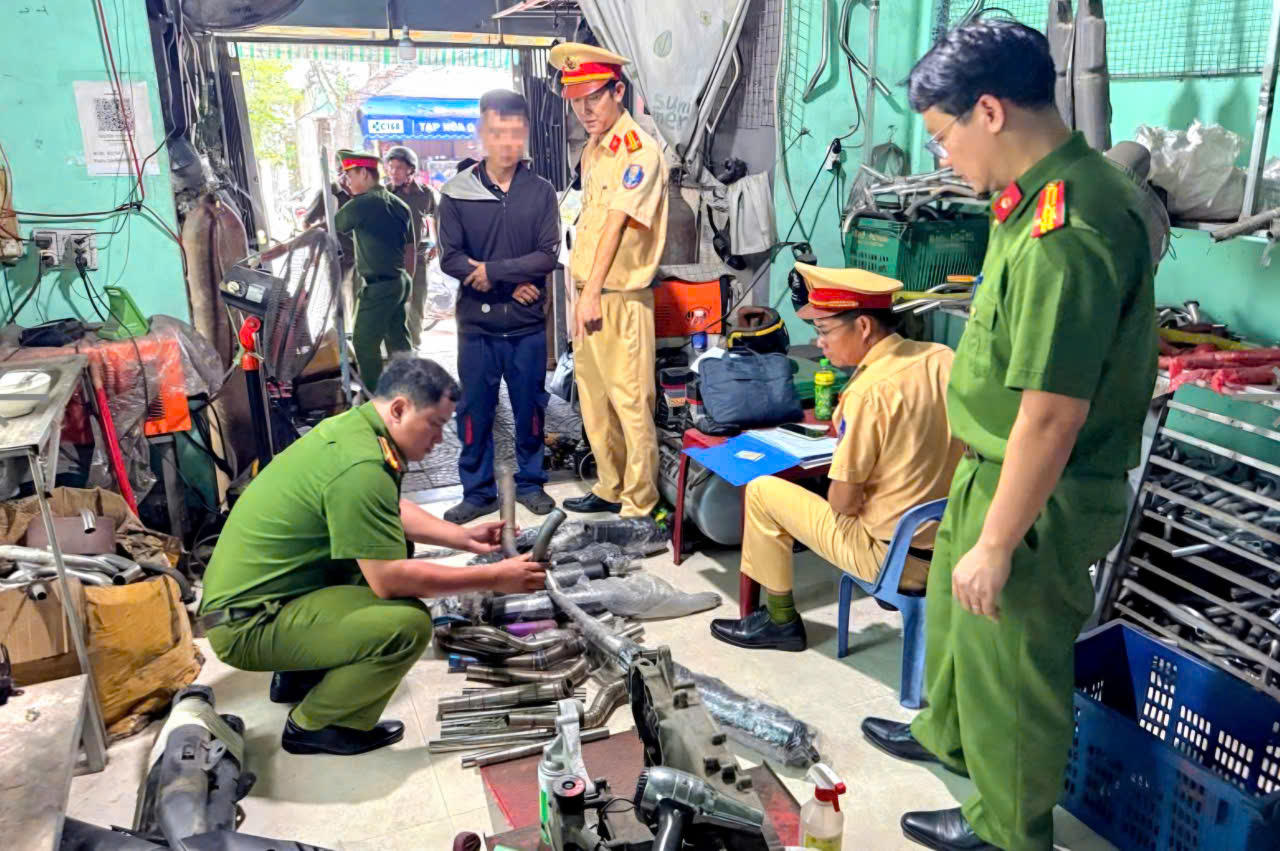 CSGT Huế truy nguồn xe 'độ, chế', ngăn chặn thanh, thiếu ni&ecirc;n vi phạm ph&aacute;p luật - Ảnh 1.