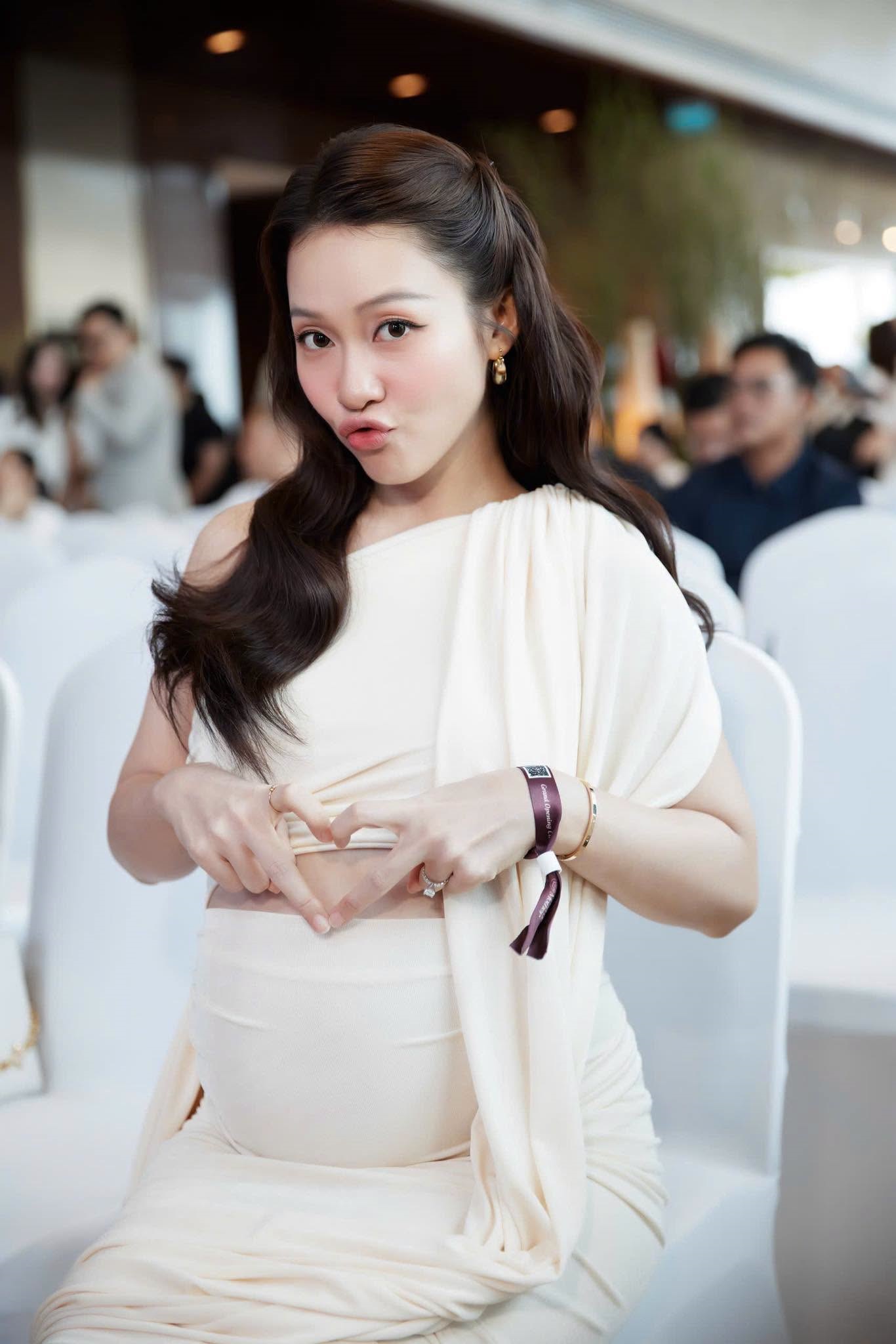 Khả Ng&acirc;n rạng rỡ mang bầu , Văn Mai Hương g&acirc;y sốt với người đ&agrave;n &ocirc;ng b&iacute; ẩn - Ảnh 1.