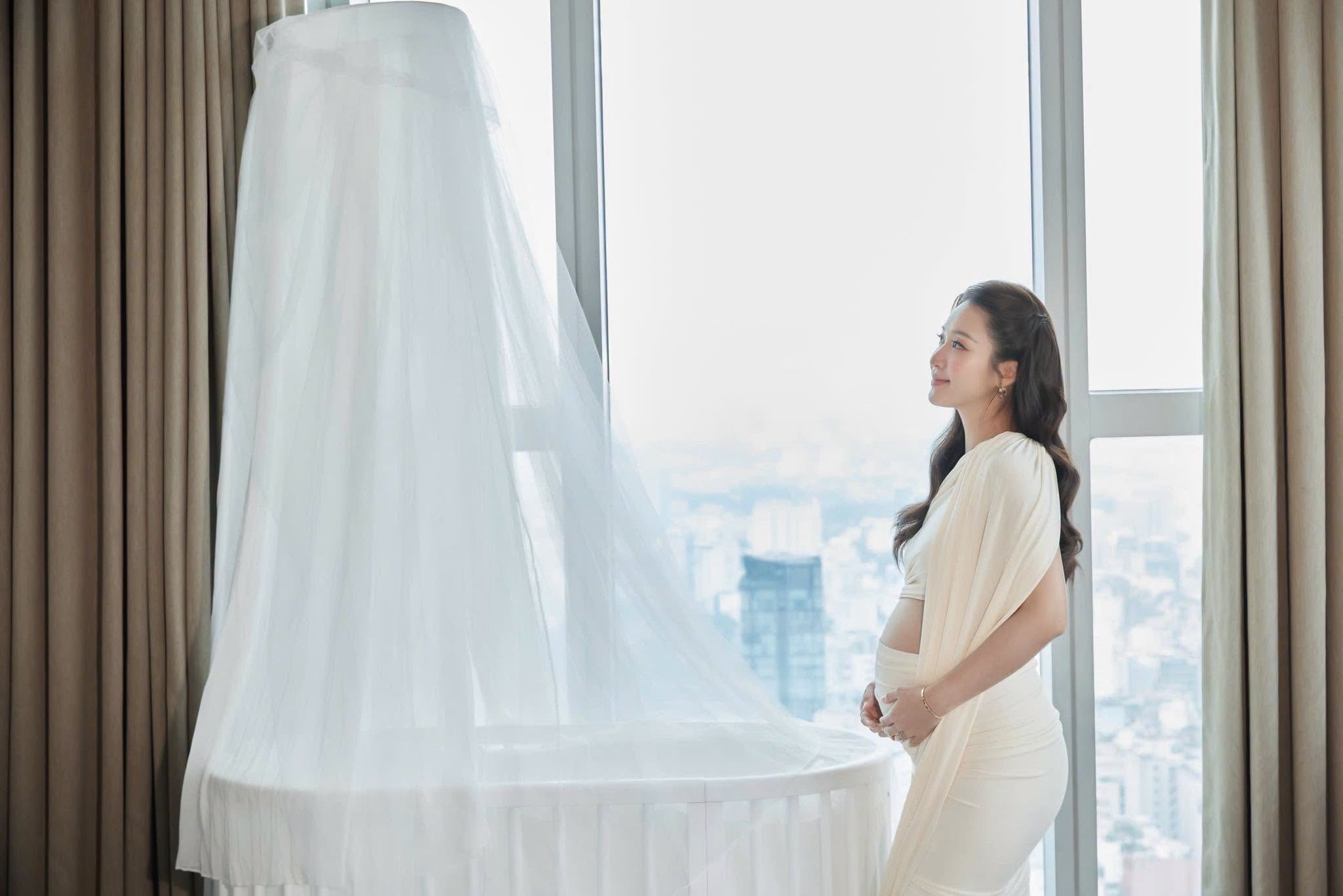 Khả Ng&acirc;n rạng rỡ mang bầu , Văn Mai Hương g&acirc;y sốt với người đ&agrave;n &ocirc;ng b&iacute; ẩn - Ảnh 2.