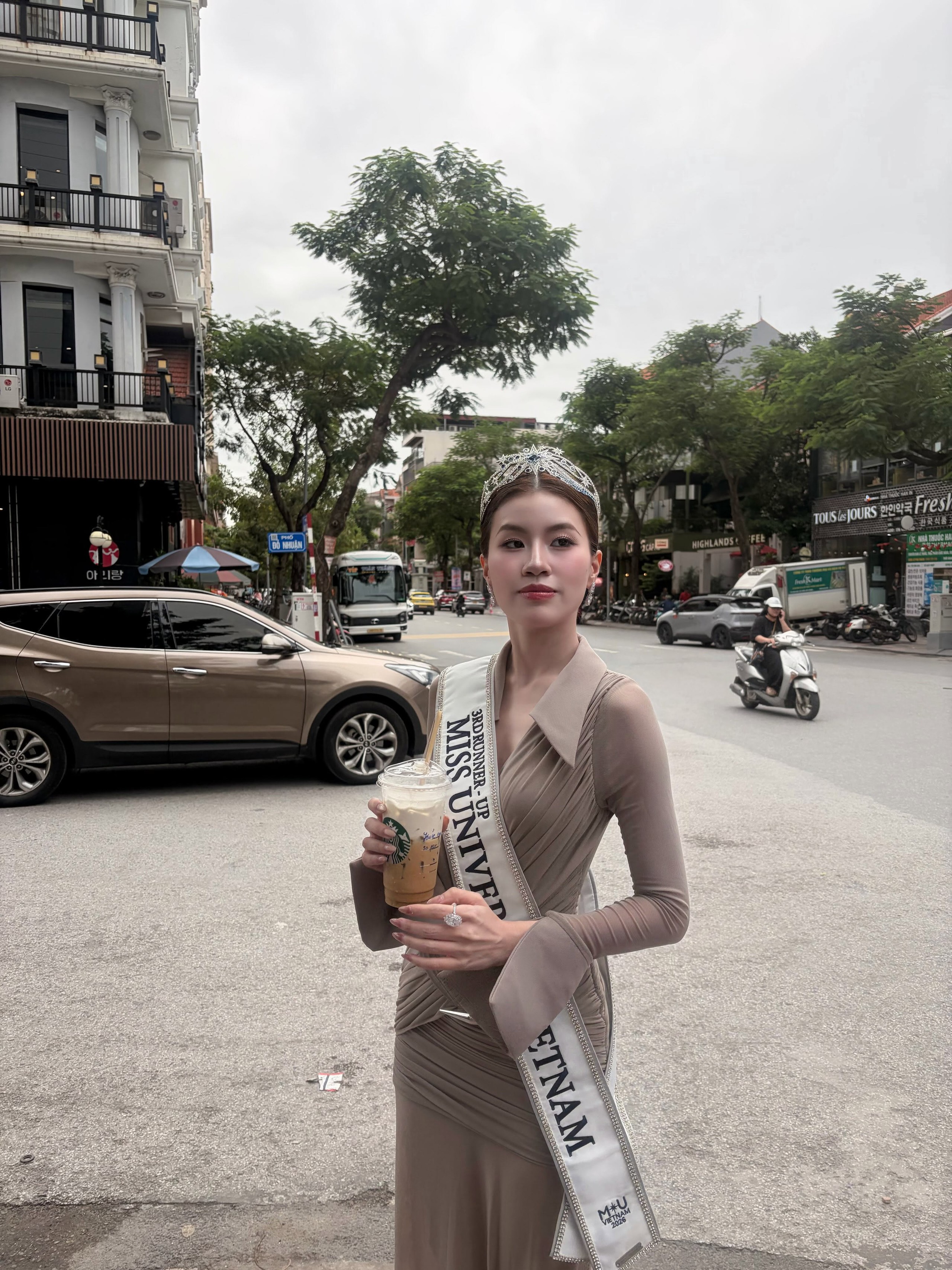 Khả Ng&acirc;n rạng rỡ mang bầu , Văn Mai Hương g&acirc;y sốt với người đ&agrave;n &ocirc;ng b&iacute; ẩn - Ảnh 5.