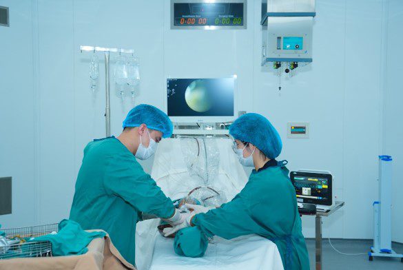 Người đàn ông nhập viện sau khi tiêm khớp tại phòng khám tư - Ảnh 1.