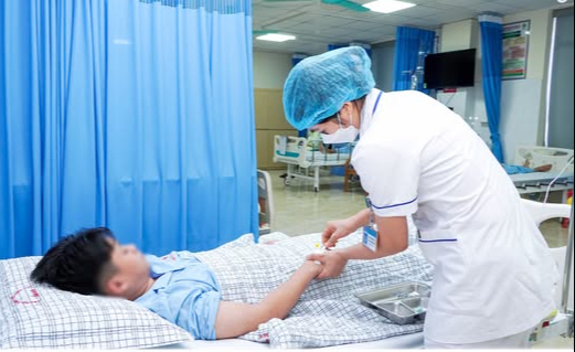 Ăn tôm đồng, bé trai 14 tuổi nổi mẩn, khó thở, phát hiện phản vệ nặng - Ảnh 1.
