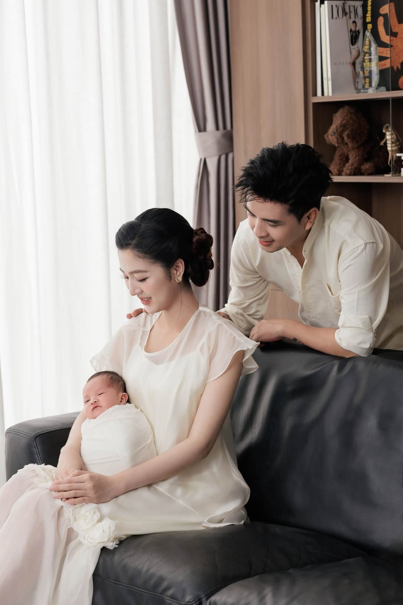 Hồ Quang Hiếu và gia đình: Khoảnh khắc hạnh phúc bên Mẹ vợ và hai con trai - Ảnh 3.