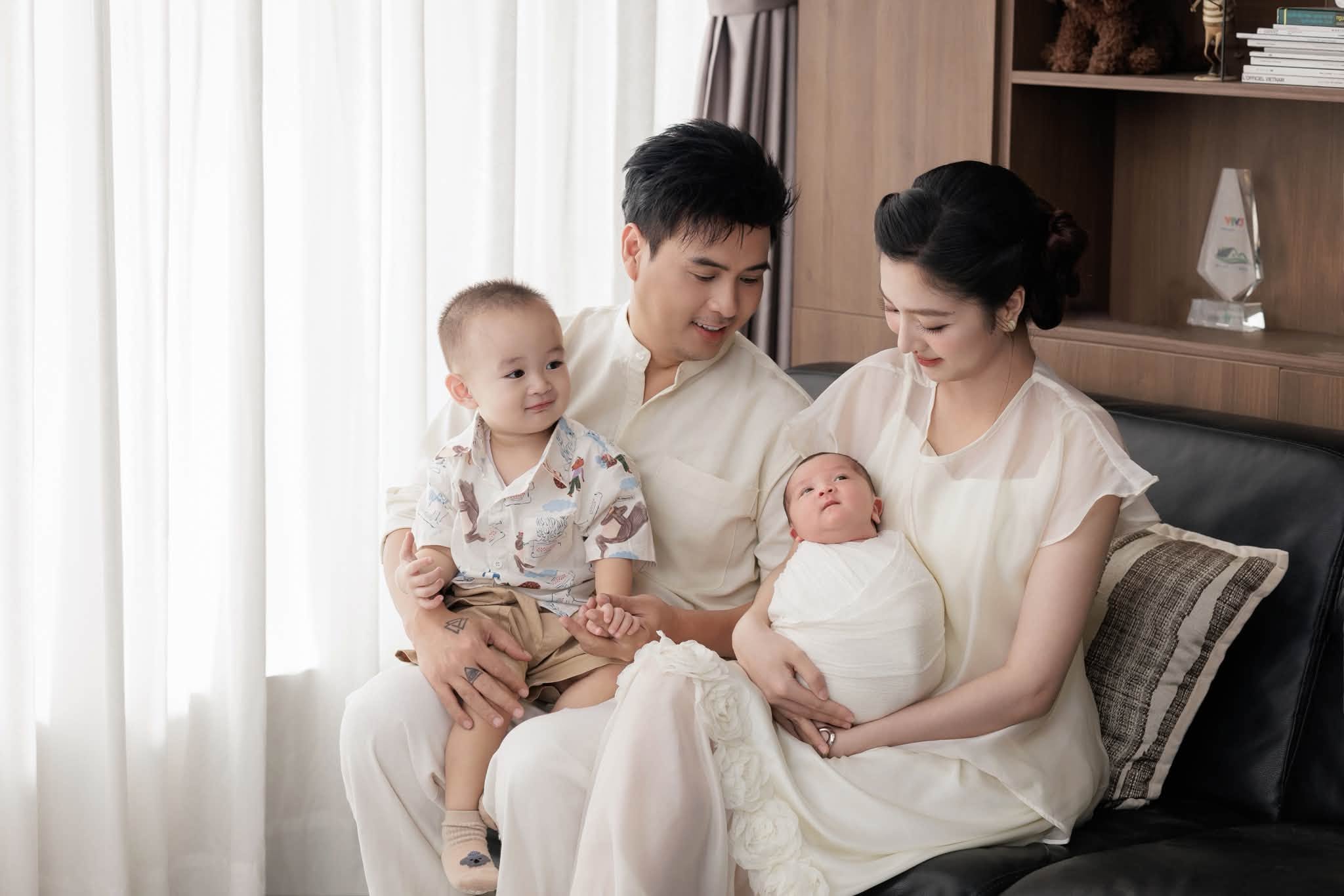 Hồ Quang Hiếu và gia đình: Khoảnh khắc hạnh phúc bên Mẹ vợ và hai con trai - Ảnh 12.