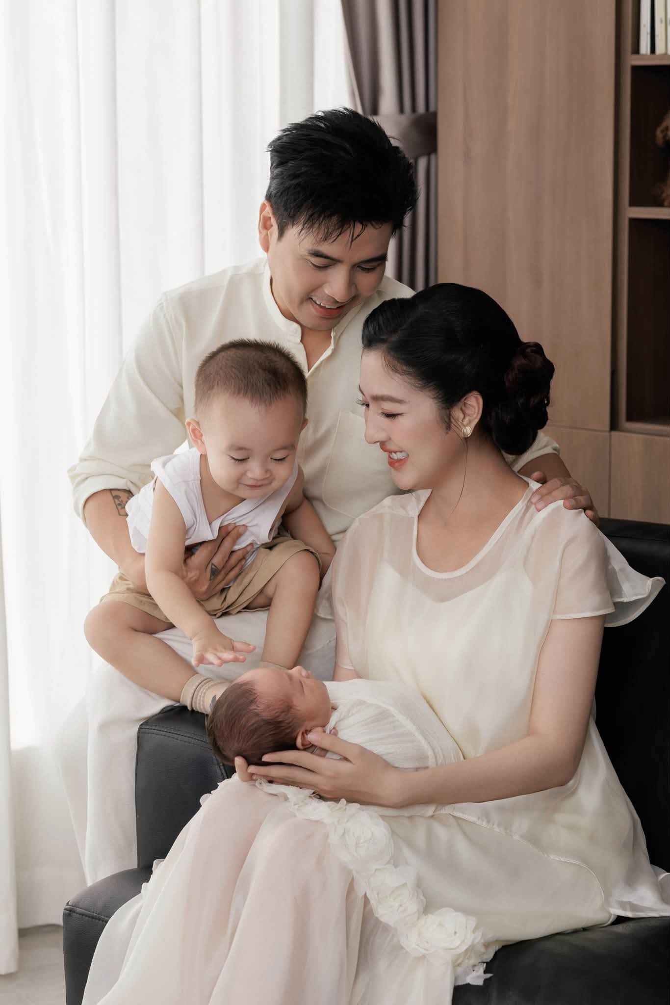 Hồ Quang Hiếu và gia đình: Khoảnh khắc hạnh phúc bên Mẹ vợ và hai con trai - Ảnh 2.